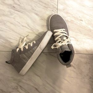 Sporty TOMS Camilla sneaker.